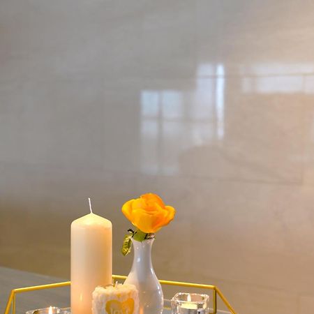斯法克斯瑞享酒店 外观 照片 Candle and rose at the memorial service for victims of the 2011 Christchurch earthquake