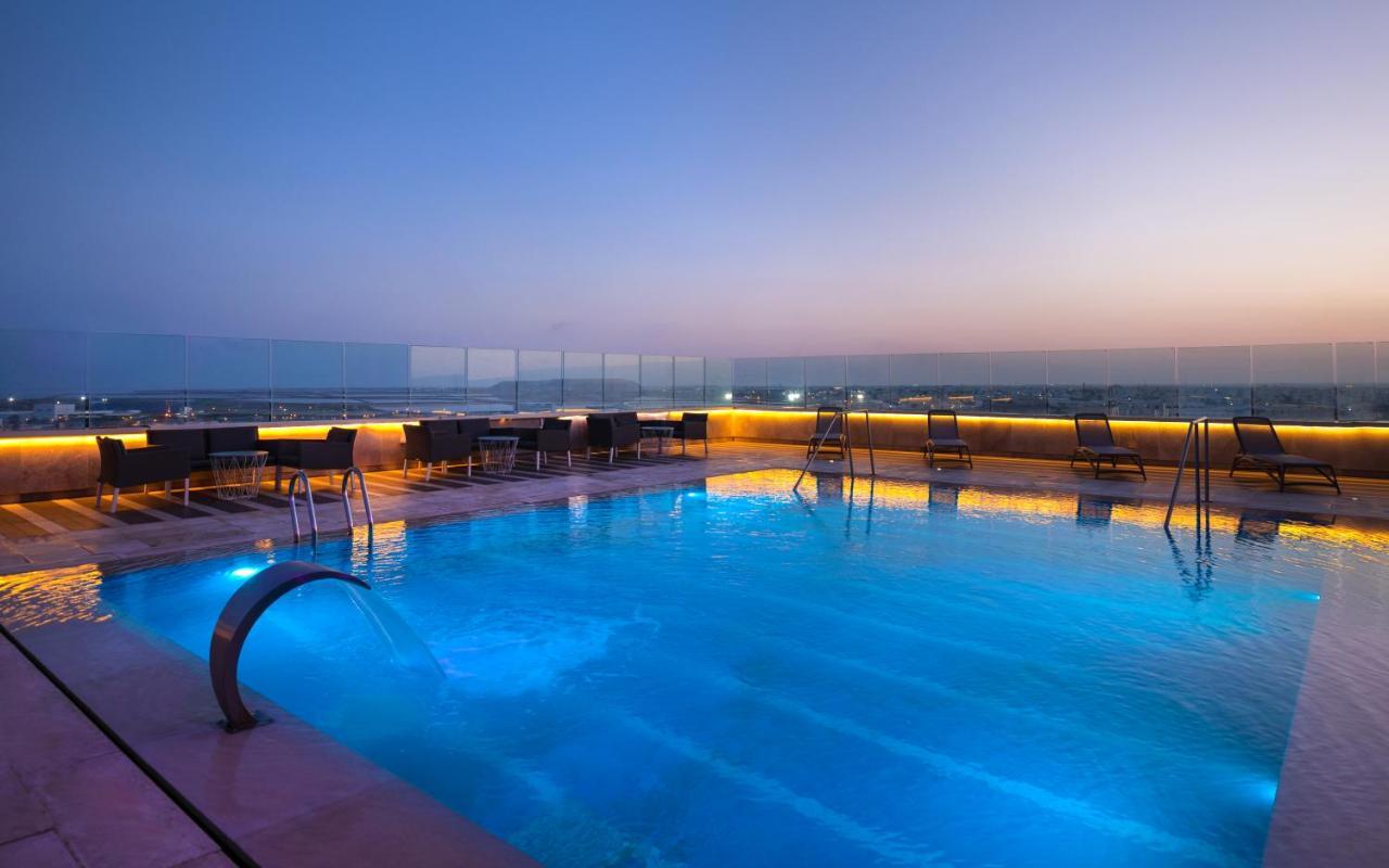 斯法克斯瑞享酒店 外观 照片 The pool at the rooftop bar