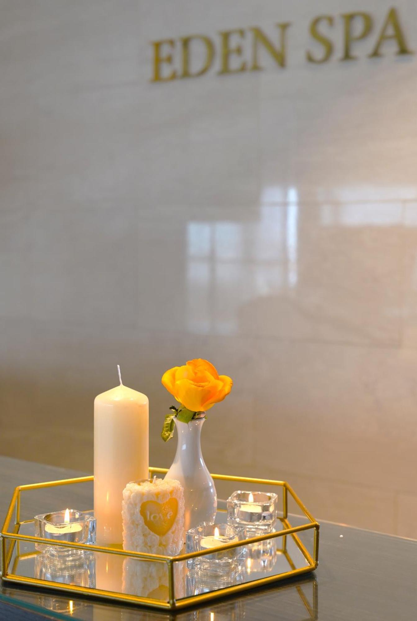 斯法克斯瑞享酒店 外观 照片 Candle and rose at the memorial service for victims of the 2011 Christchurch earthquake