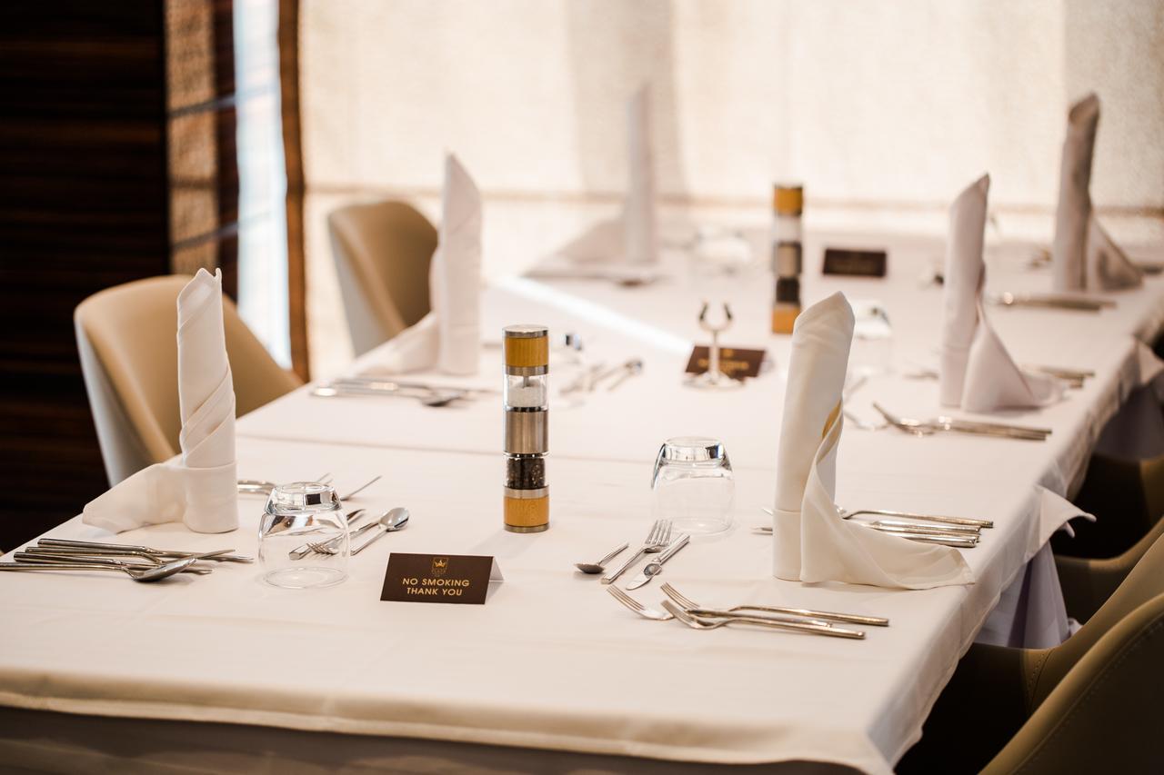 斯法克斯瑞享酒店 外观 照片 A table set for a formal meal