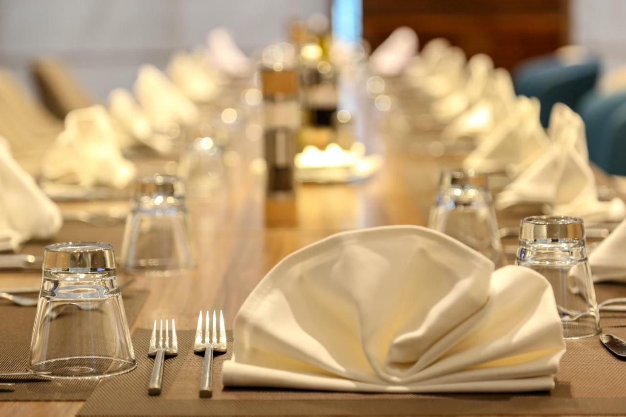 斯法克斯瑞享酒店 外观 照片 A table set for fine dining